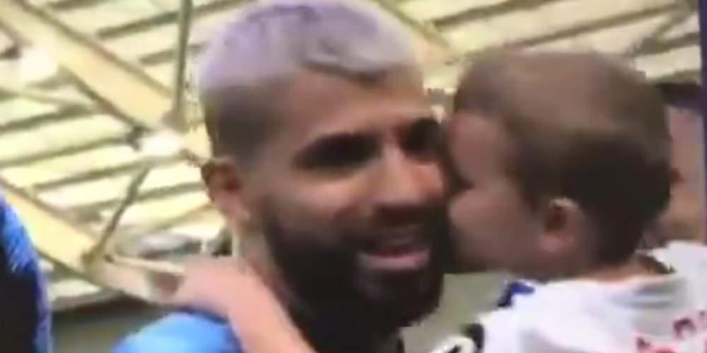 Το πανέμορφο βίντεο με τον πιτσιρικά που φιλάει τον Αγκουέρο