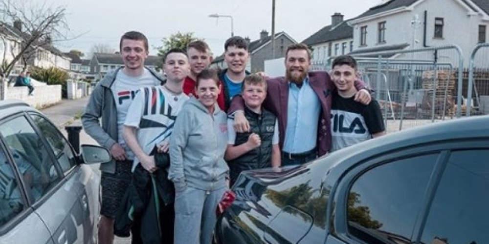 Ο Κόνορ ΜακΓκρέγκορ χτίζει σπίτια για τους άστεγους του Δουβλίνου