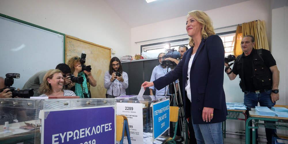 Με την μητέρα της ψήφισε η Ρένα Δούρου στο Αιγάλεω: Καλώ τους νέους να πουν ναι στη Δημοκρατία