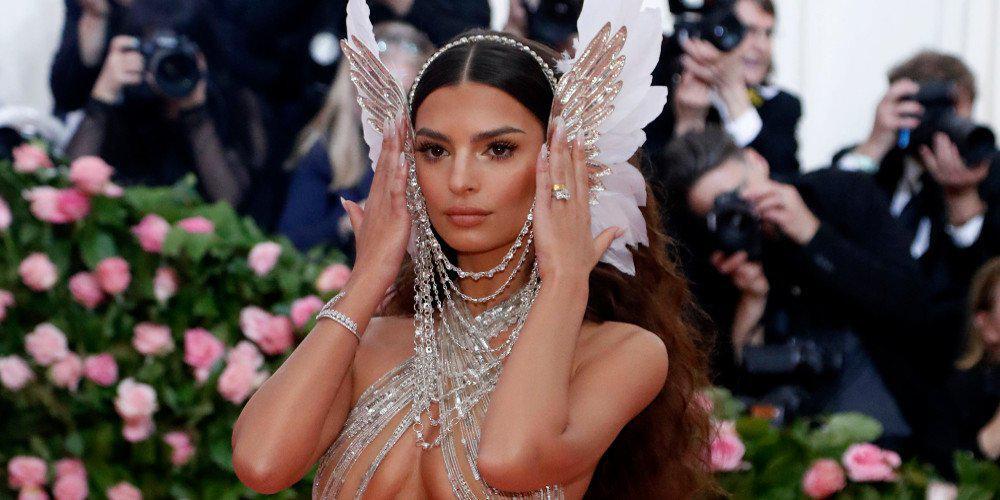 Η Emily Ratajkowski γυμνή στο κρεβάτι για άλλη μια φορά [εικόνα]