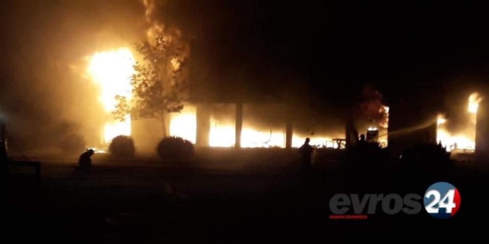 Στάχτη έγινε ολόκληρο κατάστημα επίπλων στην Ορεστιάδα [εικόνα]