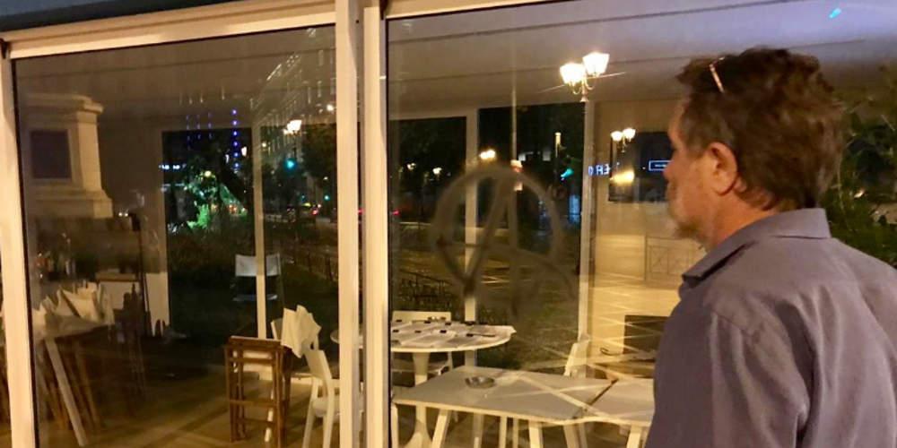 Επίσκεψη Γερουλάνου στο βανδαλισμένο περίπτερο Μπακογιάννη στην Αθήνα: Καμία ανοχή [εικόνες]