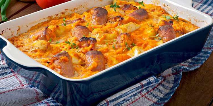 Η συνταγή της ημέρας: Γιουβέτσι με χωριάτικα λουκάνικα από τον Δημήτρη Σκαρμούτσο