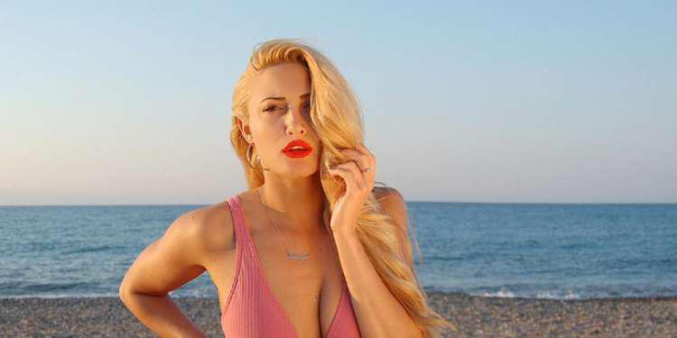 Ιωάννα Τούνη: Ποζάρει με μπικίνι στην μπανιέρα και ρίχνει το Instagram!