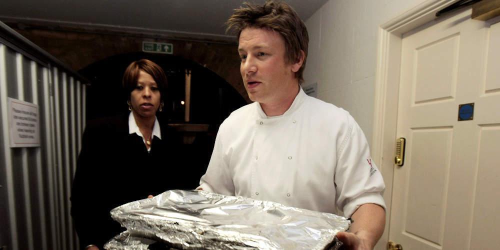 Καταρρέει η αυτοκρατορία Τζέιμι Όλιβερ: Ο σεφ τα έκανε… σαλάτα