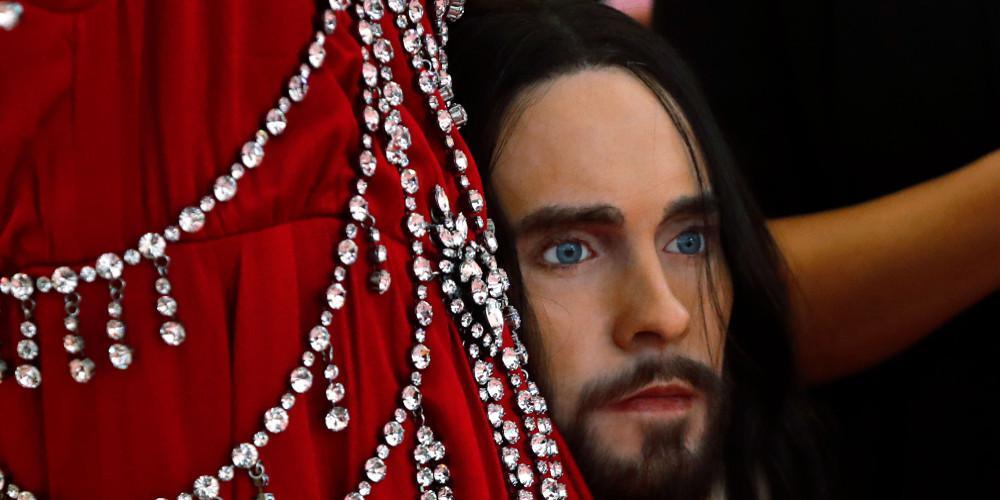 Ο Τζάρεντ Λέτο εμφανίστηκε στο Met Gala με το «κεφάλι» του ανά χείρας
