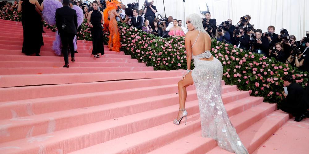 Met Gala: Κόλασε απίστευτα με το μπούστο της η Τζένιφερ Λόπεζ [εικόνες]