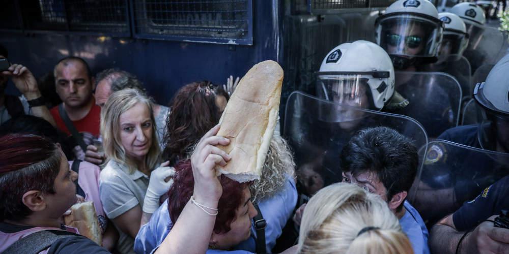 Ένταση έξω από το Μαξίμου: ΜΑΤ απωθούν καθαρίστριες που ζητούν συνάντηση με Τσίπρα [εικόνες]