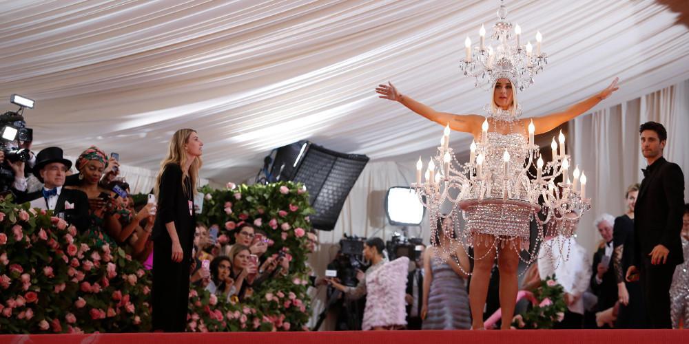 Met Gala: Ο πολυέλαιος-Κέιτι Πέρι και οι άλλες εκκεντρικές εμφανίσεις