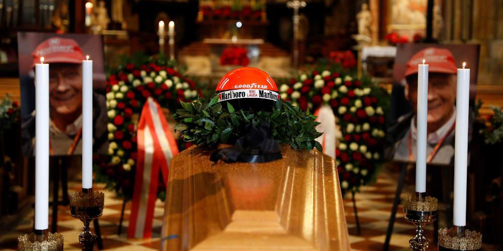 Με το κράνος του κηδεύεται ο θρυλικός πιλότος της Formula 1, Νίκι Λάουντα [εικόνες & βίντεο]