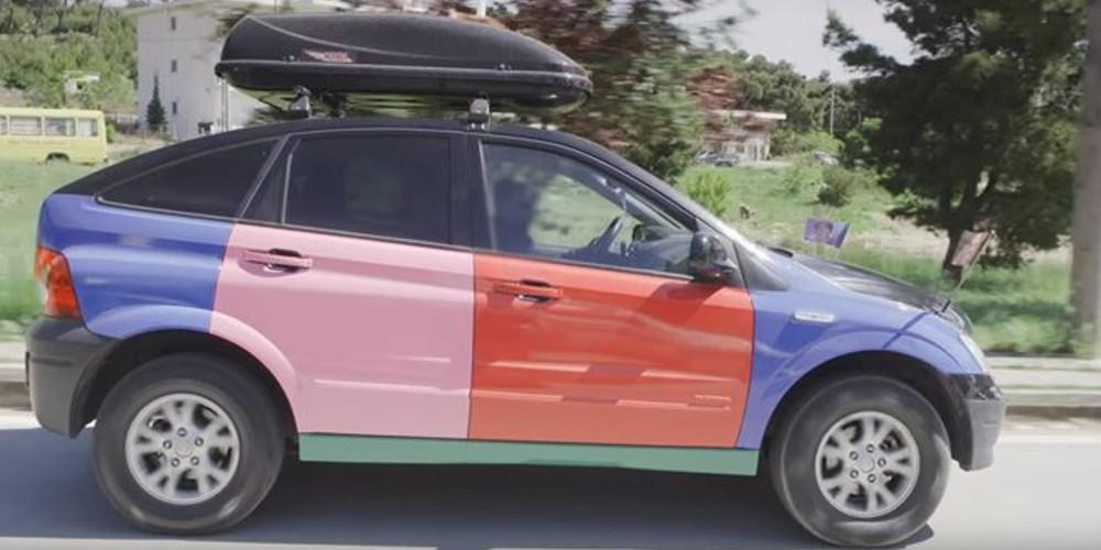 Το σποτ του ΚΙΝΑΛ που τρολάρει τον ΣΥΡΙΖΑ: Το παρδαλό ΙΧ..., o τιμονιέρης Τσίπρας και ο γκρεμός