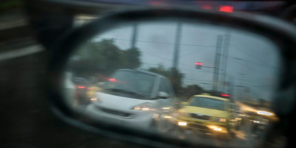 Κίνηση στους δρόμους λόγω της βροχής - Πού έχει μποτιλιάρισμα