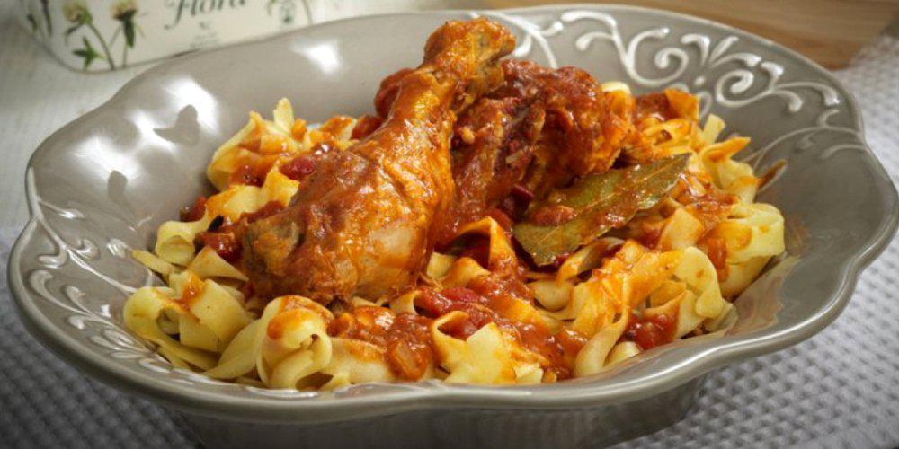 Η συνταγή της ημέρας: Κόκορας κοκκινιστός με λαζάνια