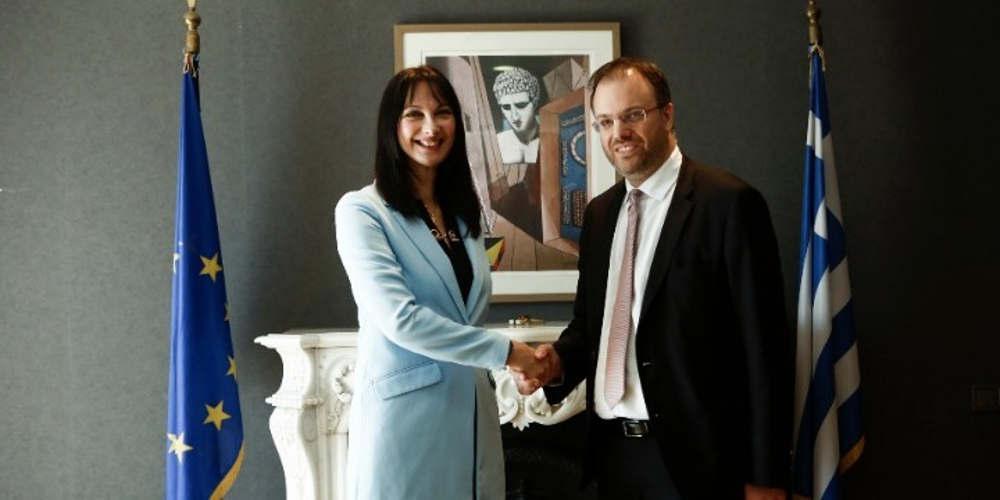 Η Κουντουρά παρέδωσε τα σκήπτρα του υπουργείου τουρισμού στον Θεοχαρόπουλο