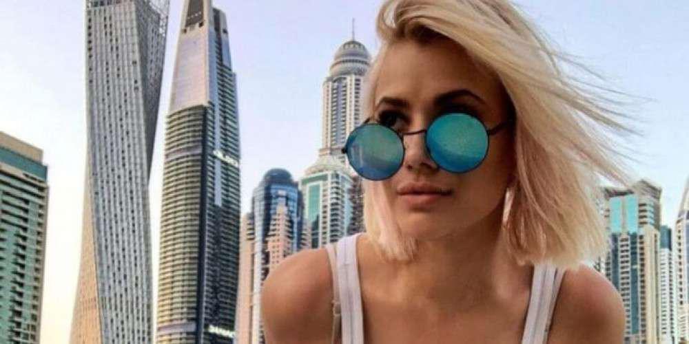 Η Λάουρα Νάργες στην πισίνα με μπικίνι δείχνει τις καμπύλες της [εικόνα]