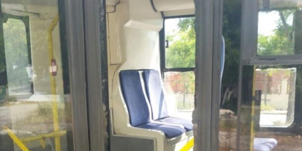 Απίστευτο: Επιβάτης λεωφορείου στη Θεσσαλονίκη έσπασε το τζάμι για να κατέβει [εικόνα]