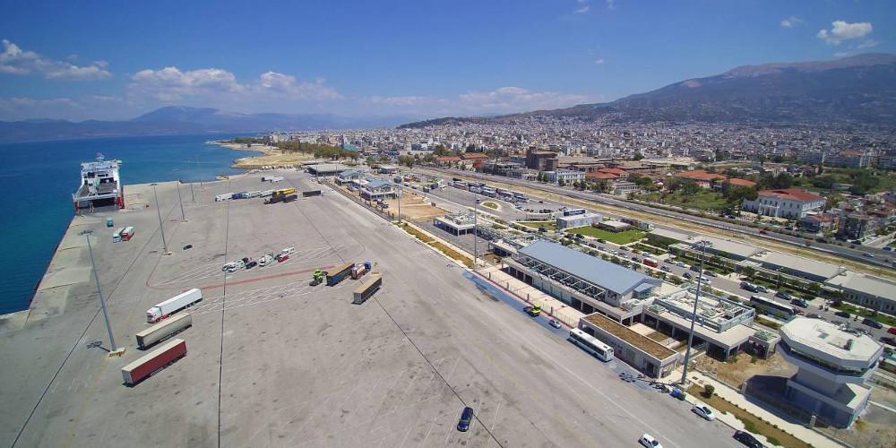 Πρόσκρουση πλοίου μεταφοράς βαρέων οχημάτων στο λιμάνι της Πάτρας