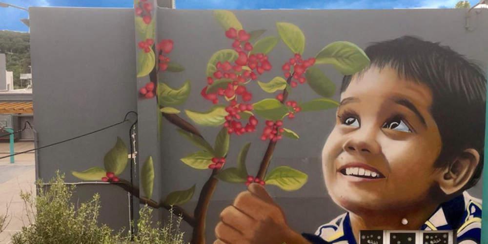 Συγκινητικό γκράφιτι-έργο τέχνης στο Μάτι για τα θύματα της πυρκαγιάς [εικόνες & βίντεο]