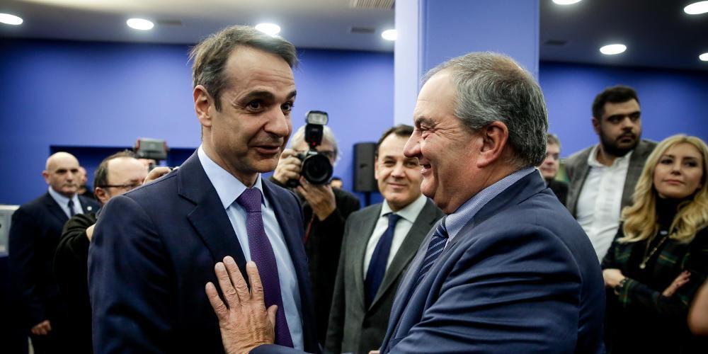 Τι είπαν Μητσοτάκης-Καραμανλής στο τετ α τετ στην Βουλή