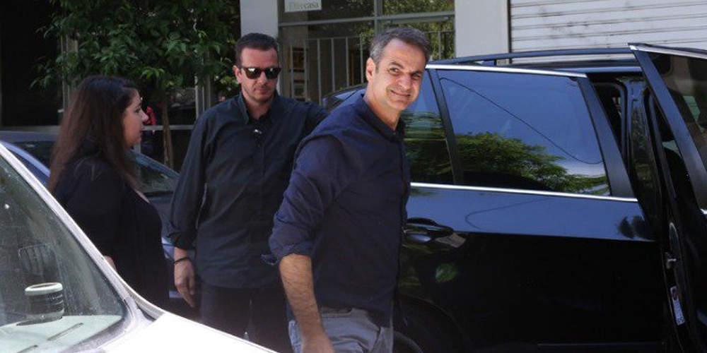 Σε στέκι του ΣΥΡΙΖΑ στο Παγκράτι σε χαλαρές στιγμές ο Κυριάκος Μητσοτάκης