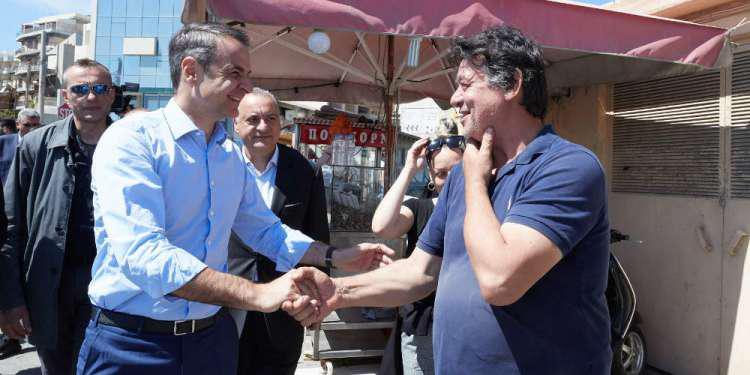 Επική ατάκα Μητσοτάκη σε κουρείο στα Χανιά: Δεν πιστεύω να τα παίρνεται… σύριζα [βίντεο]