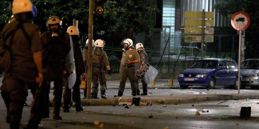 Εξάρχεια: Δύο συλλήψεις για τις επιθέσεις κατά των ΜΑΤ τα ξημερώματα