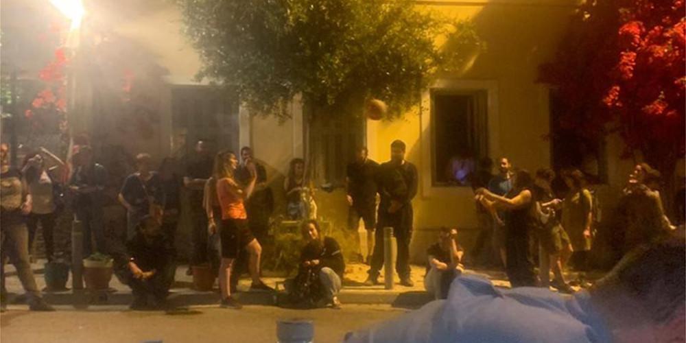 Πρόκληση αντιεξουσιαστών κατά Μπακογιάννη στα Άνω Πετράλωνα [βίντεο]