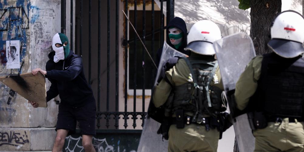 Επεισόδια έξω από το Πολυτεχνείο - Αντεξουσιαστές συγκρούστηκαν με τα ΜΑΤ [εικόνες]