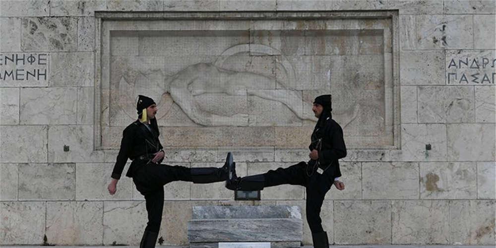 Ρίγος συγκίνησης στο Σύνταγμα: Πόντιοι Εύζωνες άλλαξαν τους Τσολιάδες εις μνήμην της Γενοκτονίας των Ποντίων [εικόνες]
