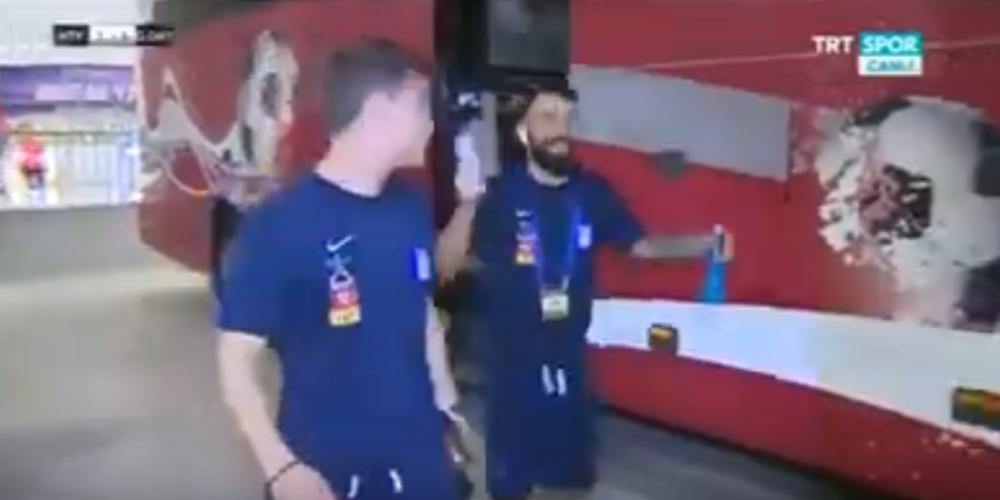 Ο Σιώπης... μπερδεύτηκε και ανέβηκε στο πούλμαν της Τουρκίας [βίντεο]