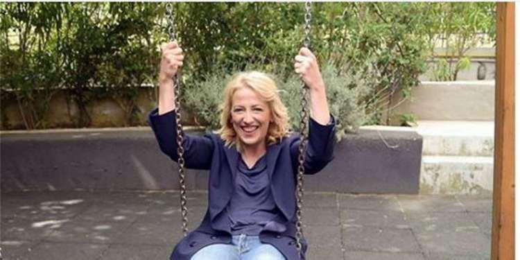 Η Δούρου κάνει κούνια σε παιδική χαρά και η Νοτοπούλου της απευθύνει πρόσκληση [εικόνα]