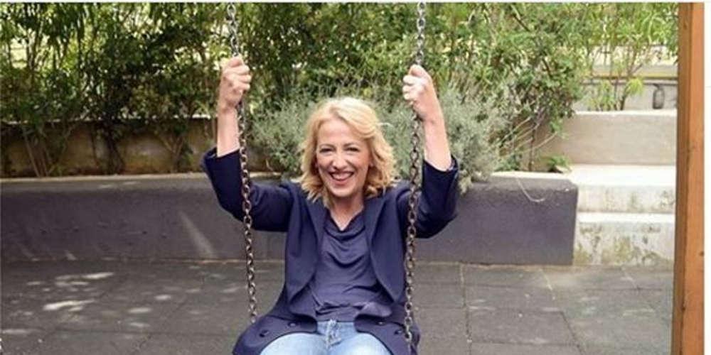 Η Δούρου κάνει κούνια σε παιδική χαρά και η Νοτοπούλου της απευθύνει πρόσκληση [εικόνα]