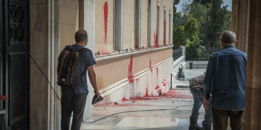 Οικονομική ενίσχυση ζητάει ο Ρουβίκωνας φοβούμενος νέα σύλληψη για την επίθεση στη Βουλή!