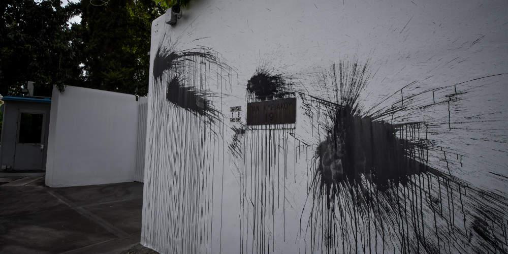 Σάλος με την καταδρομική επίθεση του Ρουβίκωνα στο σπίτι του Πάιατ - Η ανοχή είναι συνενοχή λέει η ΝΔ