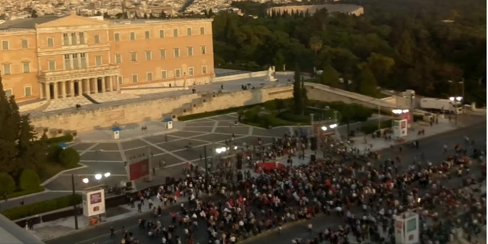 Το twitter «γλεντάει με το πάρτι» του Τσίπρα στο Σύνταγμα και την «αθρόα» προσέλευση κόσμου