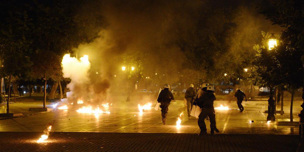 Επίθεση με μολότοφ σε αστυνομικούς στην Θεσσαλονίκη μετά την πορεία για τον Κουφοντίνα [βίντεο]