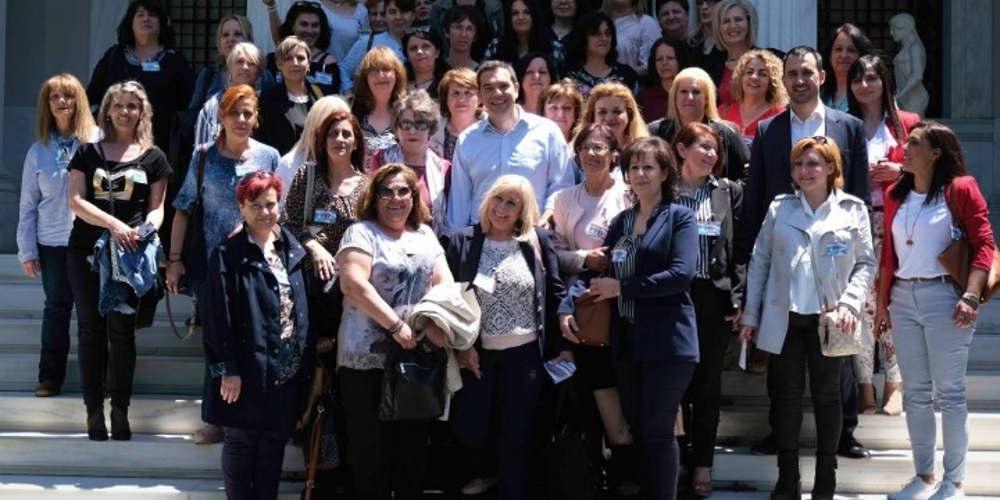 Ο Τσίπρας θυμήθηκε λίγες ημέρες πριν τις εκλογές και τις σχολικές καθαρίστριες - Τι τους έταξε