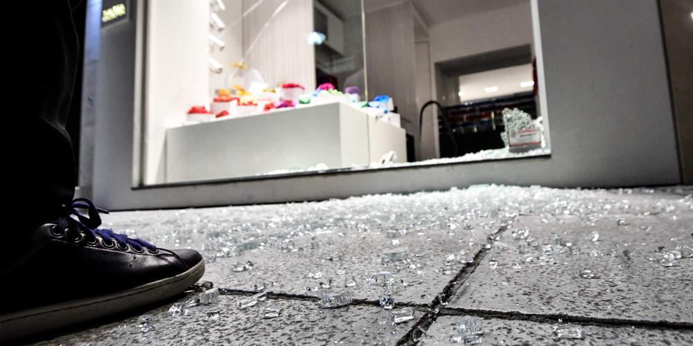 Ζημιές 70.000 προξένησαν στη Βουκουρεστίου οι κουκουλουφόροι στο όνομα του Κουφοντίνα