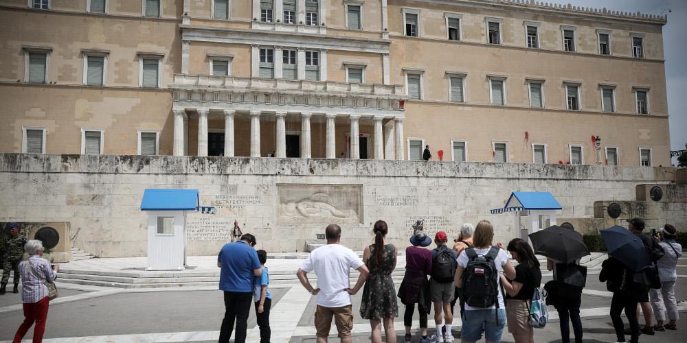 Tον γύρο του κόσμου κάνει το ντου του Ρουβίκωνα στη Βουλή - Για βανδάλους μιλά το Reuters