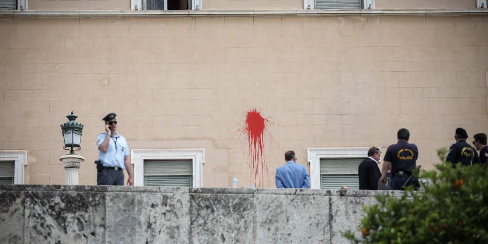 Ελεύθερο με εγγύηση 30.000 ευρώ αφέθηκε το ηγετικό στέλεχος του Ρουβίκωνα για την επίθεση στη Βουλή