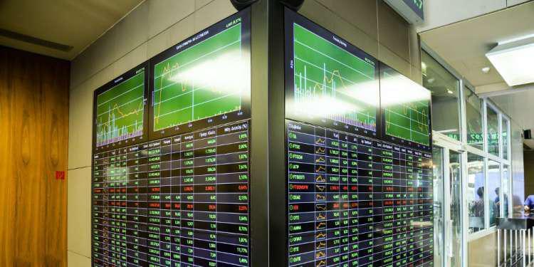 Bloomberg: Οι επενδυτές βλέπουν όλο και περισσότερο την Ελλάδα ως ασφαλές μέρος για να τοποθετήσουν τα χρήματά τους