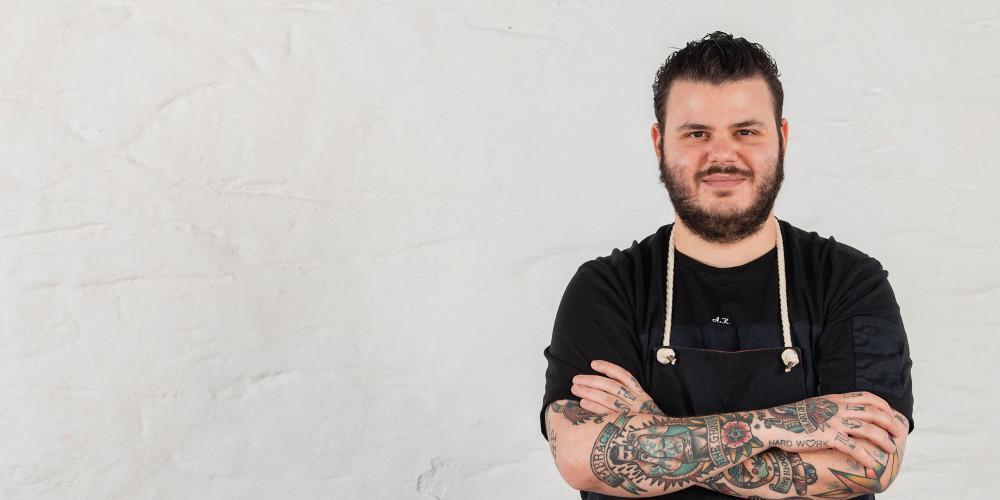 Ο βραβευμένος Άνταμ Κοντοβάς έρχεται στο «Island»