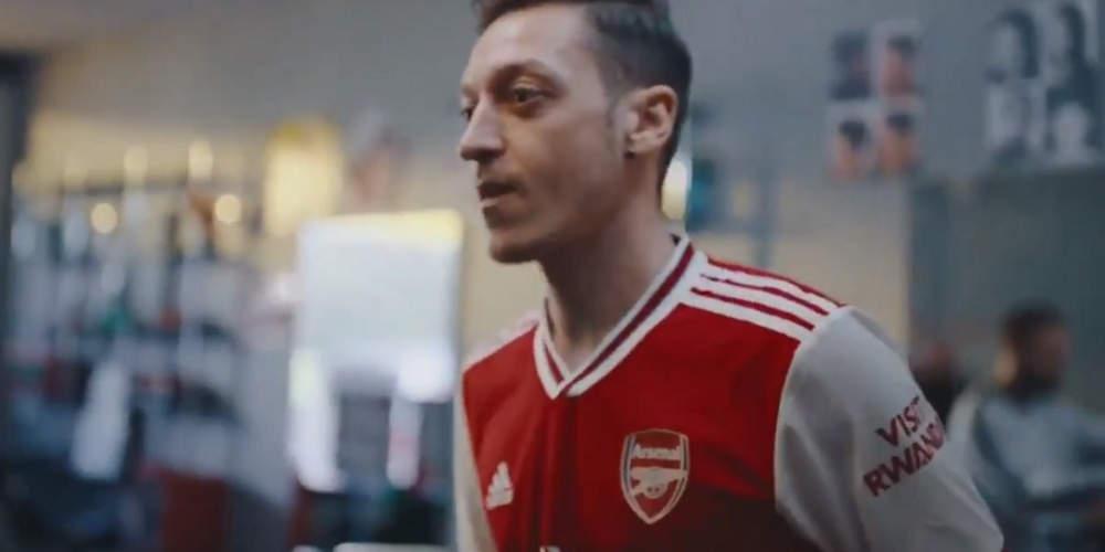 Εντυπωσιακό βίντεο για τη νέα φανέλα της Άρσεναλ με Ίαν Ράιτ, Ίντριτς Έλμπα και... Εζίλ! [βίντεο]
