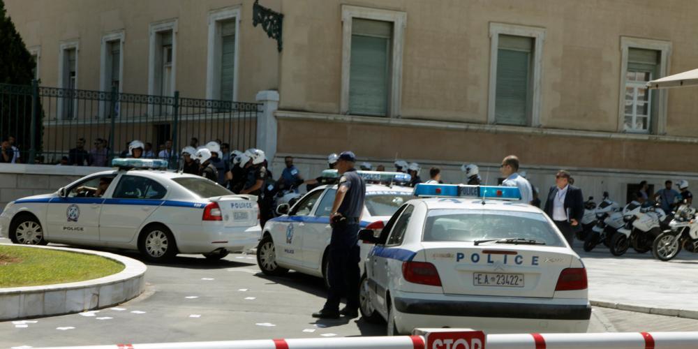 Άγνωστος πέταξε γκαζάκια στον προαύλιο χώρο [βίντεο]