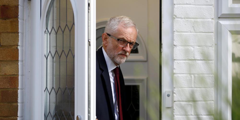 Ο Κόρμπιν σε ρόλο ακτιβιστή, διαδηλώνει κατά του Τραμπ στο Λονδίνο