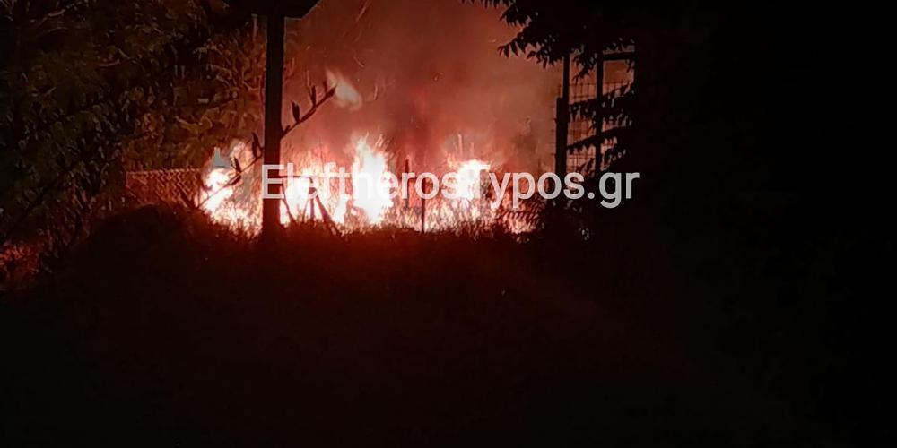 Φωτιά σε τρία αυτοκίνητα τα ξημερώματα στο Μενίδι [εικόνα & βίντεο]