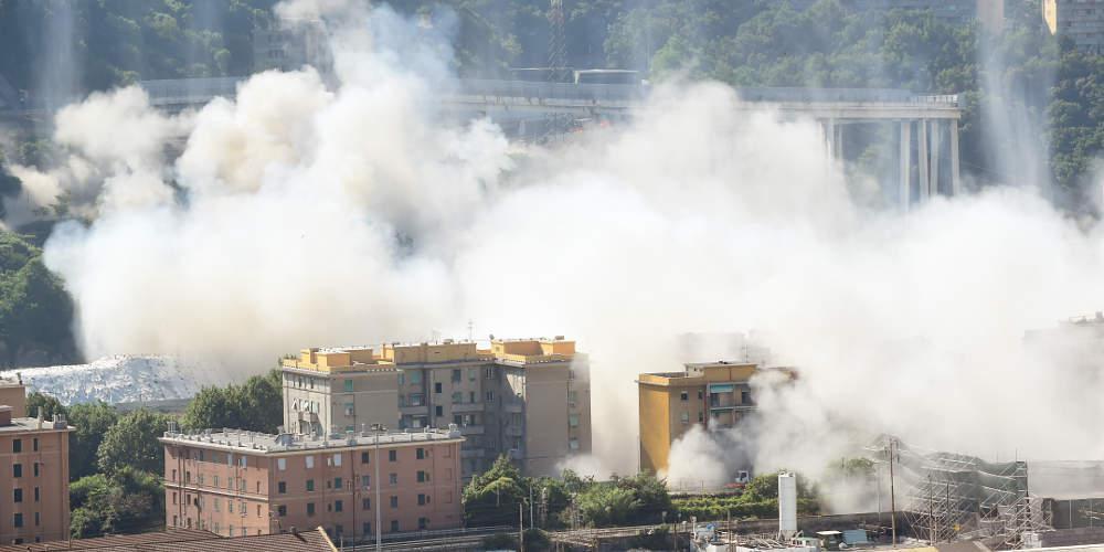 Η εντυπωσιακή κατεδάφιση της μοιραίας γέφυρας στη Γένοβα που στοίχισε 43 ζωές [βίντεο]