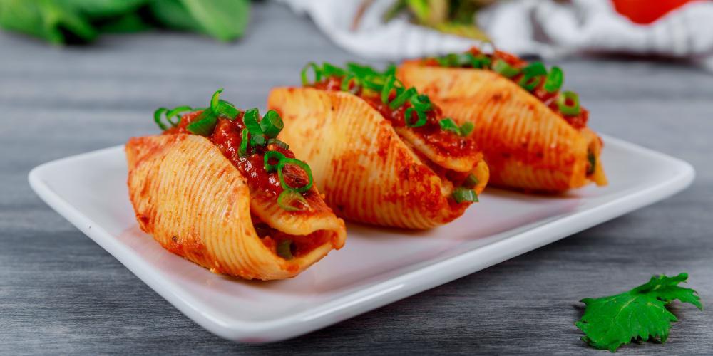 H συνταγή της ημέρας: Γεμιστά κοχύλια με σάλτσα ντομάτας