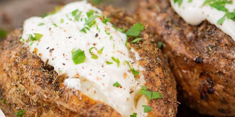 Η συνταγή της ημέρας: Γεμιστές πατάτες με φέτα από τον Τάσο Αντωνίου