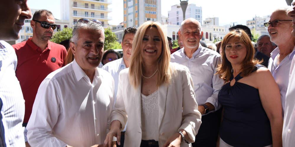 Ο Γιώργος Παπανδρέου υποδέχθηκε την Φώφη Γεννηματά στο εκλογικό κέντρο του ΚΙΝΑΛ στην Πάτρα [εικόνες]